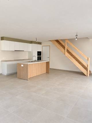 <strong>Halfopen nieuwbouwwoning te koop – Monica Vancloosterstraat, Roeselare (Beveren)</strong><br /><br />Deze moderne<strong> halfopen nieuwbouwwoning </strong>maakt deel uit van een stijlvol nieuwbouwproject in de rustige Monica Vancloosterstraat te Roeselare (Beveren).<br />Met een perceel van <strong>286 m²</strong> en een doordachte indeling biedt deze woning comfort, ruimte en energiezuinig woonplezier.<br /><br /><strong>Indeling gelijkvloers</strong><br />Via de inkomhal kom je binnen in de <strong>lichtrijke leefruimte met open keuken</strong>, ontworpen voor maximaal licht en een ruimtelijk gevoel. Aansluitend bevindt zich een <strong>grote berging van 9 m²</strong>, ideaal als voorraad- of wasruimte.<br />De woning beschikt verder over een <strong>tuinberging, carport, ruime oprit, terras</strong> en een aangelegde tuin — perfect om meteen zorgeloos te genieten van je nieuwe thuis.<br /><br /><strong>Indeling verdieping</strong><br />Op de bovenverdieping vind je een functionele <strong>nachthal</strong>, die ook de mogelijkheid biedt om een <strong>bureau of werkhoek</strong> te creëren.<br />Daarnaast zijn er <strong>drie slaapkamers</strong> (21 m², 12 m² en 12 m²) en een volledig uitgeruste badkamer met<strong> inloopdouche, ligbad en dubbel lavabomeubel</strong>. Een <strong>afzonderlijk toilet </strong>en bovenberging maken deze verdieping volledig.<br /><br /><strong>Energiezuinig & modern</strong><br />Zoals de andere woningen in het project is ook deze woning <strong>energiezuinig </strong>(E-peil ≤ 30) en uitgerust met <strong>zonnepanelen</strong>, een <strong>warmtepomp </strong>en <strong>vloerverwarming</strong>.<br />Dankzij deze technieken geniet je van een laag energieverbruik en een toekomstgerichte woning.<br /><br /><strong>Topligging</strong><br />De woning ligt in een rustige, nieuwe woonomgeving in Beveren (Roeselare), met:
<ul>
<li><strong>Snelle verbinding naar de E403</strong> (Brugge – Kortrijk)</li>
<li><strong>Vlotte bereikbaarheid van het centrum van Roeselare</strong></li>
<li>Winkels, scholen en sportfaciliteiten in de buurt</li>
<li>Een kindvriendelijke woonomgeving met groene accenten</li>
</ul>
<br /><strong>Perceel: 285 m²</strong><br /><br />* Foto's binnenzijde van een gelijkaardige woning *<br /><br />Neem contact voor een vrijblijvend bezoek via <strong>051 21 11 11</strong> of <strong>matias@imfiro.be</strong>