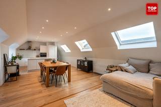 In het groene Schelderode, een deelgemeente van Merelbeke, vinden we dit instapklare appartement met twee slaapkamers en een terras. Op deze...