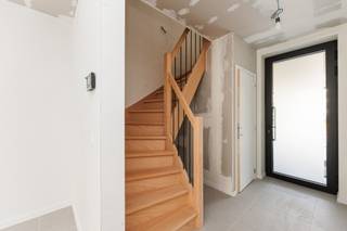 <h3>Prachtig gelegen, energiezuinige nieuwbouwwoning met 4 slaapkamers en tuin te Borsbeek</h3><p>Bent u op zoek naar een moderne, instapklare én uiterst energiezuinige woning op een toplocatie in Borsbeek? Deze prachtig gelegen woning combineert hedendaags comfort met duurzame technologieën en biedt u bovendien de unieke kans om de afwerking van de keuken nog naar eigen smaak te personaliseren!</p><p>Deze woning valt onder het Btw-stelsel: Constructie BTW – 21% (er is geen afbraak geweest) - Grond – registratierechten – waarde grond 125.000 € - (12%)</p><h3>Troeven van de woning:</h3><ul><li><p><strong>Energiezuinig topniveau:</strong> Dankzij een <strong>EPC-label A</strong>, een moderne <strong>warmtepomp</strong> en een geavanceerd <strong>ventilatiesysteem</strong> bent u klaar voor de toekomst en geniet u van een uiterst lage energiefactuur. Alles is voorzien voor het plaatsen van zonnepanelen en laadpaal.</p></li><li><p><strong>Persoonlijk budget:</strong> Er is een mooi budget van <strong>€ 7.000 (excl. btw)</strong> voorzien voor de keuken. Hierdoor kiest u zelf de afwerking die perfect bij uw stijl past.</p></li><li><p><strong>Ruimte & Licht:</strong> Met 4 volwaardige slaapkamers en een aparte bureaukamer is dit de ideale gezinswoning of perfect voor wie van thuis uit werkt.</p></li></ul><h3>Indeling van de woning</h3><p><strong>Gelijkvloers:</strong> U komt binnen via de uitnodigende <strong>inkomhal</strong>, die toegang biedt tot een praktisch gastentoilet en een handige <strong>berging</strong>. Vervolgens betreedt u de royale, lichtrijke <strong>living met open keuken</strong>—het kloppende hart van het huis waar koken, eten en gezellig samenzijn naadloos in elkaar overlopen.</p><p>Vanuit de leefruimte heeft u direct toegang tot het gezellige <strong>terras</strong> en de <strong>mooie, diepe tuin</strong> waar het heerlijk vertoeven is.</p><p><strong>Eerste & Tweede verdieping:</strong> De nachthal leidt naar maar liefst <strong>4 comfortabele slaapkamers</strong> en een extra, knusse <strong>bureaukamer</strong> (ideaal als thuiswerkplek of hobbyruimte). De verdiepingen zijn uitgerust met in totaal <strong>3 toiletten</strong> en een volledig uitgeruste, moderne <strong>badkamer met zowel een ligbad als een aparte douche</strong>.</p><p></p><p><strong>Wenst u een vrijblijvend bezoek of heeft u nog vragen?</strong> Neem dan gerust contact op met ons kantoor via <strong>03/459.89.59</strong> of stuur</p><p>een e-mail naar <strong>pascal@altro-vastgoed.be</strong>. Wij leiden u hier met plezier rond!</p><h3></h3>