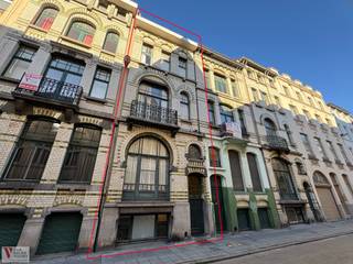 In het bruisende centrum van Oostende bevindt zich deze karaktervolle meergezinswoning met 4 woonentiteiten, momenteel verhuurd. Gelegen op...