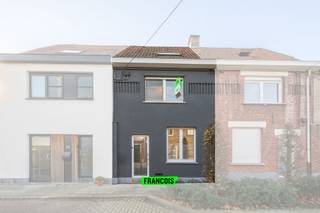 Op een uiterst gunstige ligging, vlak bij belangrijke invalswegen en op wandel- en fietsafstand van het bruisende centrum van Roeselare, bevindt zich deze gezellige stadswoning.<br /><br />Op het gelijkvloers vinden we een uitnodigende inkomhal die toegang geeft tot de warme leefruimte, uitgerust met een sfeervolle houtkachel. Aansluitend ligt de vernieuwde, volledig geïnstalleerde keuken, waar recent nieuwe lichtkoepels werden geplaatst. Deze brengen overvloedig daglicht binnen en zijn uitgerust met zonnewering, waardoor de woning tijdens de zomermaanden aangenaam koel blijft. Verder beschikt het gelijkvloers over een praktische berging, een afzonderlijk toilet en een badkamer.<br /><br />De bovenverdieping biedt drie volwaardige slaapkamers. Via de derde slaapkamer bereikt u via een vaste trap de zolder, die perfect dienst kan doen als extra opslagruimte of als mogelijke uitbreidingsruimte.<br /><br />De woning vraagt hier en daar nog enkele opfrissingswerken, maar dankzij het EPC-label D geldt er geen renovatieverplichting.<br /><br />Buiten geniet je van een gezellige stadstuin met aangelegd terras. De tuin heeft de hele dag zon. Een handige tuinberging maakt het geheel compleet.<br /><br />Kortom: een woning met potentieel, een uitstekende ligging en een warme, huiselijke sfeer. Ideaal voor wie op zoek is naar een betaalbare woning in Roeselare!<br /><br />Deze woning wordt verkocht aan een startprijs van €199.000. Elk bod boven deze startprijs wordt voorgelegd aan de verkoper(s).<br /><br />Voor meer informatie of een bezoek, contacteer ons via axel@immofrancois.be of 0471/45.29.95.<br /><br />