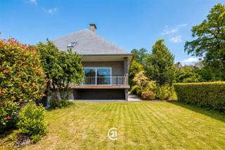 <p>ONTDEK DEZE UNIEKE EIGENDOM WAAR RUIMTE, COMFORT EN VEELZIJDIGHEID SAMENKOMEN. De gelijkvloerse villa beschikt over 3 SLAAPKAMERS, een ruime keuken met prachtig zicht op de groene tuin, een comfortabele badkamer met inloopdouche, ligbad en dubbele lavabo, en een lichtrijke leefruimte met een prachtig uitzicht over de Zwalmstreek.</p><p>Op de eerste verdieping bevindt zich een VOLWAARDIG APPARTEMENT MET 3 SLAAPKAMERS, KEUKEN, BADKAMER EN RUIME LEEFRUIMTE, ideaal voor kangoeroewonen, een groot gezin of als extra woongelegenheid.</p><p>De woning is VOLLEDIG INSTAPKLAAR en gelegen op een RUIM PERCEEL IN EEN GROENE EN RUSTIGE OMGEVING, met een vlotte bereikbaarheid. Bovendien zorgen de WARMTEPOMP EN AIRCONDITIONING voor een optimaal wooncomfort.</p><p>De bijhorende LOODS VAN 265 M² beschikt over een sectionale poort van 4 METER BREED EN 3,10 METER HOOG en is uitgerust met ELEKTRICITEIT, DRIJFKRACHT EN SANITAIR. Op het dak bevinden zich bovendien 40 ZONNEPANELEN. Een ideale opportuniteit voor zelfstandigen of voor wie WONEN EN WERKEN WIL COMBINEREN.</p><p>Een uitzonderlijk eigendom met eindeloze mogelijkheden, waar u wonen, werken en genieten perfect kunt combineren. Hier krijgt u de kans om UW DROOMWONING WERKELIJKHEID TE MAKEN.</p><p>EERSTE BEZOEKMOMENT OP 20 JUNI VAN 11U TOT 14U, ENKEL OP AFSPRAAK.</p><p>CONTACTEER ONS KANTOOR VOOR MEER INFORMATIE OF EEN BEZOEK EN ONTDEK DE MOGELIJKHEDEN VAN DEZE UNIEKE EIGENDOM.</p>