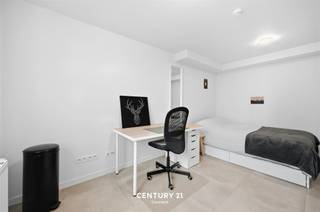 <p>**Ruime studentenkamer Centrum Leuven**</p><p>Op zoek naar een ruim kot waar comfortabel studeren en genieten van je studententijd vanzelfsprekend is? Dan hebben wij exact wat u zoekt. Deze studentenkamer is gelegen in de Sint Maartenstraat namelijk op de -0.5 verdieping van het gebouw wat wil zeggen dat je geniet van privacy en rust. Het pand zelf is op wandelafstand van de winkelstraten, campussen en faciliteiten. Het type van de entiteit is een kamer privatief sanitair. De unit zelf is voorzien van een microgolfoven en een frigo. Gezellig kokerellen met de mede studenten kan in de gemeenschappelijke keuken.</p><p>Wees er snel bij en plan een bezoekje in met onze Expert Investeringsvastgoed JACKY: 0495 53 46 49 of jacky@connect-immo.be</p><p>EPC: label B<br />wche, vg, gdv, gvkr</p>