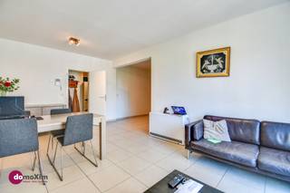 <p><span>Appartement meublé de 2 chambres au cœur de Bruxelles</span><span><br /><br /></span></p><p><span>Ce magnifique appartement meublé allie confort, luminosité et emplacement exceptionnel au cœur de Bruxelles.</span></p><p><span> </span></p><p><span>Le hall d'entrée donne accès aux différentes pièces de l'appartement, notamment le spacieux salon, la salle de bains, les toilettes séparées et la chambre. Le salon lumineux constitue le cœur de l'appartement et s'ouvre directement sur la cuisine entièrement équipée, dotée de tous les appareils et équipements nécessaires. Depuis le salon, vous accédez directement à la terrasse ensoleillée, où vous pourrez vous détendre à votre guise.</span></p><p><span> </span></p><p><span>L'appartement dispose de deux chambres confortables, chacune offrant un espace de rangement suffisant et bénéficiant d'une agréable lumière naturelle. Depuis la chambre principale, vous avez en outre un accès direct à la terrasse. La salle de bains est équipée d'un lavabo, de toilettes et d'une baignoire-douche pratique.</span></p><p><span>Grâce aux grandes baies vitrées, vous profitez d’une lumière naturelle abondante dans tout l’appartement, ce qui crée une ambiance agréable et ouverte.</span></p><p><span> </span></p><p><span>Son emplacement central constitue également un atout majeur. Grâce à son excellente desserte par les transports en commun et à la proximité des principaux sites touristiques, des commerces et des centres d’affaires, cet appartement constitue le point de départ idéal tant pour le travail que pour les loisirs.</span></p><p><span> </span></p><p><span>Cela vous intéresse ? N’hésitez pas à nous contacter pour plus d’informations ou pour organiser une visite.</span></p><p><span> </span></p><p><span>015 20 36 00<br />info@domoxim.be</span></p>