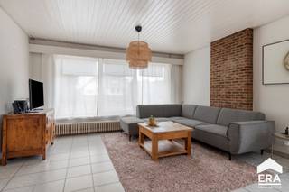 k deze instapklare woning, rustig gelegen in de Kapelstraat 60 te Lommel. Deze woning biedt een comfortabele woonomgeving met een praktische indeling en een gezellige tuin. Ideaal voor wie op zoek is naar rustig wonen met alle nodige voorzieningen binnen handbereik.
<p><strong>Troeven:</strong></p>
<ul><li>Instapklare woning</li><li>2 slaapkamers met mogelijkheid tot 3</li><li>EPC label C</li><li>Elektriciteit conform</li><li>Rustige ligging</li><li>Gezellige, onderhoudsvriendelijke tuin</li><li>Praktische en aangename indeling</li><li>Momenteel verhuurd: 9-jarig huurcontract (interessant als investering)</li></ul>
<p><strong>Indeling:</strong></p>
<p><strong>Gelijkvloers: </strong>Inkomhal, woonkamer, ingerichte keuken, berging, wasplaats, apart toilet</p>
<p><strong>Verdieping: </strong>2 volwaardige slaapkamers, badkamer, bureauruimte (mogelijkheid om een derde kleine slaapkamer te creëren)</p>
<p><strong>Zolder:</strong> opbergruimte </p>
<p>Bent u op zoek naar een instapklare woning op een rustige locatie in Lommel, zowel geschikt voor eigen bewoning als investering? Dan is deze woning zeker een bezoek waard. Neem vandaag nog contact met ons op voor meer informatie of een bezichtiging.</p>