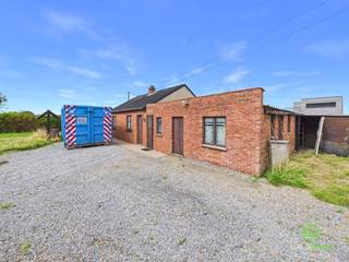 <p><span>Op een zeer landelijke ligging tussen Rummen en Wijer vinden we deze te renoveren woning op een ruim perceel van 20a 8ca.</span></p><p><span>De woning is midden in de velden gelegen met slechts enkele directe buren. </span></p><p><span> </span></p><p><span>Momenteel is de woning ingedeeld met twee slaapkamers, een grote woonkamer en aparte keuken met berging. Naast de woning ligt de wasplaats, een toilet en een ruime berging. </span></p><p><span>De voormalige hooizolder is bereikbaar via een luik aan de buitenzijde. </span></p><p><span> </span></p><p><span>De ruime tuin is omheind en beschikt over een aparte garage. </span></p><p><span> </span></p><p><span>Kandidaat-kopers dienen rekening te houden met de zonevreemde ligging van de woning bij de aanvraag van een (ver)bouwvergunning. </span></p><p><span> </span></p><p><span>Pluspunten:</span></p><p><span>- ruim perceel</span></p><p><span>- zeer rustige ligging</span></p><p><span>- omheinde tuin</span></p><p><span> </span></p><p><span>Extra pluspunt:</span><span> Deze woning komt in aanmerking, indien u voldoet aan de voorwaarden, voor een extra korting op de te betalen registratierechten!</span></p><p><span> </span></p><p><span>De vermelde bewoonbare oppervlakte is de netto-oppervlakte van de woning met uitzondering van de zolder.</span></p><p><span>Stedenbouwkundige inlichtingen in aanvraag.</span></p>