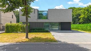 Bij ImmoFusion 7/7 “open huis” : klik op onze 3D-TOUR. Ervaar vastgoed alsof je er zelf doorloopt!<br /><br />Welkom in deze unieke, instapklare nieuwbouwvilla, gelegen in een rustige en groene omgeving te Middenstraat 39 in Koersel. Deze moderne woning is tot in de puntjes afgewerkt en combineert stijlvol design met functioneel wooncomfort. Wie hier binnenstapt, ervaart onmiddellijk de hoogwaardige afwerking en de warme, huiselijke sfeer die deze woning uitstraalt.<br /><br />Via de ruime inkomhal kom je in de lichtrijke leefruimte waar de zitkuil met gezellige leeshoek en open haard een knusse plek vormt om te ontspannen. De grote raampartijen zorgen voor een overvloed aan natuurlijk licht en bieden een prachtig zicht op de perfect onderhouden tuin met blijvend vrij uitzicht. De aangrenzende keuken vormt het kloppende hart van de woning en is royaal in omvang, afgewerkt met een elegant Corian werkblad en uitgerust met meer dan voldoende opbergruimte. Aan het grote keukeneiland kan je met zes personen comfortabel eten, terwijl elektrische gordijnen zorgen voor de juiste sfeer op elk moment van de dag. Vanuit de keuken wandel je zo het overdekt terras op, dat uitgeeft op een prachtig zwembad van 11 op 4 meter, aangelegd in 2020. Het poolhouse naast het zwembad is volledig ingericht en nodigt uit tot ontspannen zomerdagen.<br /><br />Op de eerste verdieping bevinden zich vier slaapkamers, allemaal uitgerust met ingebouwde maatwerkkasten en airco. De masterbedroom is een echte eyecatcher, met een ensuite badkamer die volledig omringd is door glas, en voorzien is van zowel een bad als een inloopdouche in mortex. De tweede badkamer is voorzien van een ruime douche en modern badkamermeubel.<br /><br />De woning is volledig onderkelderd, waardoor er een overvloed aan opbergruimte en mogelijkheden is. Overal in het huis vind je maatwerkoplossingen, van ingebouwde kasten tot het domoticasysteem dat zorgt voor een naadloze bediening van verlichting, gordijnen, verwarming en meer. De combinatie van een lucht/water-warmtepomp met vloerverwarming garandeert een energiezuinig comfort doorheen het hele jaar. De woning is bovendien gebouwd met oog op maximale veiligheid: voorzien van camera’s, noodbatterijen en kwalitatieve materialen.<br /><br />Dankzij de EK-conforme installatie, regenwaterputten van in totaal 20.000 liter en rolluiken op de slaapkamers, is deze woning technisch volledig in orde en klaar voor de toekomst. <br /><br />Zien is kopen – wie hier binnenkomt, wil niet meer weg.<br /><br />Pluspunten:<br />- Volledig onderkelderd<br />- Overal epoxy<br />- Hoogwaardige afwerking met maatwerk doorheen heel het huis<br />- Domoticasysteem & elektrische raamdecoratie<br />- Warmtepomp met vloerverwarming<br />- Zwembad (2020) met volledig ingericht poolhouse<br />- Airco in elke slaapkamer<br />- Inbouwkasten op maat<br />- Veiligheidssysteem met camera’s en noodbatterij<br />- Regenwaterrecuperatie met regenwaterputten van 10.000 liter elk<br />- Instapklaar, geen werk, gewoon verhuizen<br /><br /><span>Maatregelen opgenomen in het Maatregelenregister: nee</span><br /><br />Voor een bezichtiging of meer informatie, bel ons op 078/78.78.70 of spring gerust eens binnen in ons kantoor, je bent altijd welkom!