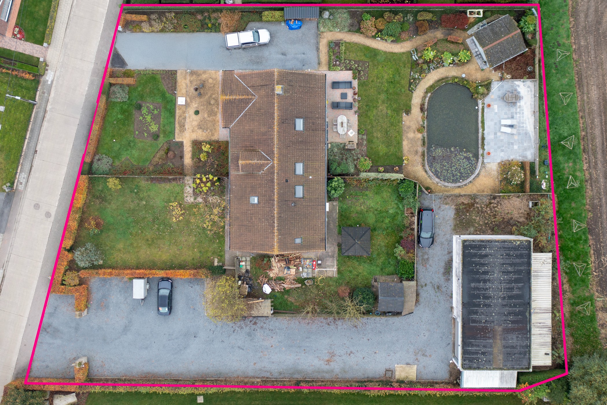 Ruime woning met in totaal 8 slaapkamers en een loods 125m² achteraan gelegen te Deinze. - photo 3