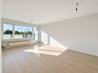 A move-in-ready 2-bedroom apartment in an easily accessible location near several major roads and the E17. This well-maintained apartment was recently completely repainted and features a very bright living area, a new terrace with a pleasant view, and two full-sized bedrooms. In addition, you’ll benefit from an excellent EPC rating, a compliant electrical system, and an underground garage included in the price. An ideal opportunity for those seeking comfortable, energy-efficient, and hassle-free living in a central location. Contact us for more information or to schedule a visit.