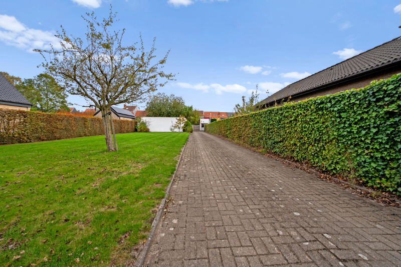 PRACHTIG STUK GROND MET TOP LIGGING VOOR EEN OPEN BEBOUWING MET EROP STAANDE GROTE DUB GARAGE - photo 4