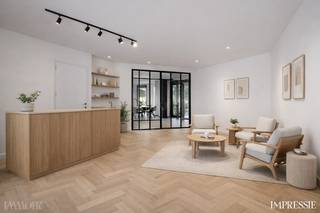 Dit veelzijdige handelspand in Merksem biedt een waaier aan mogelijkheden voor wie op zoek is naar ruimte, flexibiliteit en een strategische ligging. Het pand leent zich perfect voor de inrichting van kantoren, praktijkruimtes of een andere professionele invulling, maar kan – mits de nodige aanpassingen en vergunningen – ook worden omgevormd tot een appartement.<br /><br /><u><strong>Indeling: </strong></u><br />Bij het betreden van het pand komt u in een ruime, open inkomzone die ideaal is als kantoorruimte, ontvangstruimte of open werkplek. Dankzij de royale oppervlakte en indeling kan deze ruimte volledig naar eigen noden worden ingericht.<br /><br />Achteraan bevindt zich een verbonden bijgebouw, wat extra ruimte en functionaliteit biedt. Hier zijn meerdere toiletten aanwezig, evenals een aparte keuken met aansluitende berging – praktisch voor zowel professioneel gebruik als een eventuele woonfunctie.<br /><br />Dit pand onderscheidt zich door zijn veelzijdigheid en potentieel. Of u nu een ondernemer bent op zoek naar een nieuwe uitvalsbasis, een investeerder met een herbestemmingsproject in gedachten, of iemand die wonen en werken wil combineren: dit pand biedt bijzonder veel mogelijkheden.<br /><br />Ziet u hier potentieel? Wij vertellen u graag meer. Neem vandaag nog contact met ons op.<br /><br />Troeven van dit pand: <br />Gunstige locatie. <br />Bijzonder veel mogelijkheden. <br />Onmiddellijk beschikbaar. <br /> 