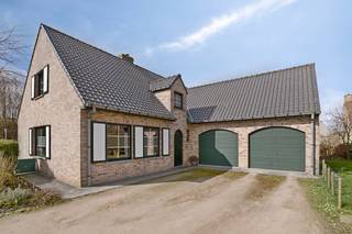 VEURNE: Stijlvolle en tijdloze villa in residentiële wijk met 4 slpks (waarvan 1 glvl.), 2 badk., dubbele garage en zonnige inplanting op...