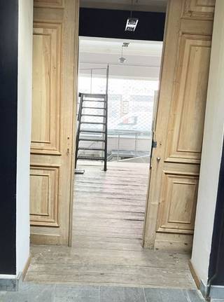 Commercieel gelijkvloers, gelegen in de gekende Blaesstraat (Rue Blaes), waar antiek en meubelzaken overheersen.Dit pand geniet van véél passage en...