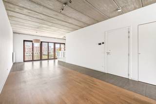 Op een toplocatie op het Antwerpse Eilandje bevindt zich dit uitzonderlijk loftappartement in een karaktervol brutalistisch gebouw. Het zichtbare betonnen plafond geeft het interieur een krachtige, architecturale uitstraling die perfect samengaat met de strakke lijnen en het overvloedige natuurlijke licht.<br /><br />Het appartement is energetisch doordacht gebouwd en biedt een uiterst flexibel grondplan: alles kan perfect als één open, loftachtige ruimte worden ingericht. De volledig geïnstalleerde keuken sluit naadloos aan op de eetkamer en woonkamer, die samen genieten van een prachtig zicht op het water — een dagelijks gevoel van rust en ruimte.<br /><br />Ruime slaapkamer en badkamer met ligbad en douche. Gezellig terrasje met namiddag en avondzon!<br /><br />Parking faciliteit in de buurt.