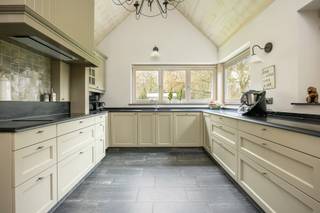 INDELINGBij het binnenkomen word je verwelkomd in de inkomhal met links toegang tot de gezellige leefruimte voorzien van pelletkachel met een...