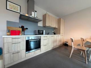 <p><strong>Appartement op de 1ste verdieping (lift aanwezig) met o.a. 1 slaapkamer, ruim zuidgeoriënteerd terras met zicht op groen, kelderberging, gem. fietsenberging & bovengrondse autostaanplaats. Gunstig en centraal gelegen te Geel Punt, op fietsafstand van het centrum van Geel, vlakbij alle invalswegen. EPC: 83 kWh/m² (label A). Gemeenschappelijke kosten: € 25 (forfait). Beschikbaarheid: 01/09/2026.</strong></p>
<p><strong>Ligging: </strong><span>Geel Punt- Het centrum van Geel, openbaar vervoer en faciliteiten zoals winkels en scholen liggen op een fietsafstand van het appartement. Vlotte verbinding naar de autosnelwegen en omliggende gemeenten.</span></p>
<p><strong>Indeling: </strong><span>inkomhal, slaapkamer, badkamer, leefruimte met open keuken, kelderberging, bovengrondse autostaanplaats & gemeenschappelijke fietsenberging.</span></p>
<p><strong>Beschrijving: </strong>dit appartement, gelegen op de 1ste verdieping, geeft via de inkomhal met ingebouwde vestiairekast toegang tot de leefruimte met open keuken. Dankzij de grote schuifraam geniet u van veel lichtinval. Het ruim (13m²) zuidgeoriënteerd terras heeft uizicht op groen. Verder een ruime slaapkamer met aansluitend de badkamer met douche, enkele wastafel in meubel, toilet en aansluiting voor een wasmachine.<br />Ten slotte is er een kelderberging, bovengrondse autostaanplaats & gemeenschappelijke fietsenberging.</p>