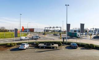 Op zoek naar de ideale locatie voor uw onderneming?<br />Op zoek naar de perfecte locatie voor uw zaak? Deze handels- of kantoorruimte van 415 m² bevindt zich op een absolute A1-locatie, pal op het drukste kruispunt van Roeselare met véél passage.<br />Kenmerken: - Ongelooflijke zichtbaarheid dankzij de strategische ligging en ruime etalagemogelijkheden. Parking voor de deur.<br />Promotiemogelijkheden: lichtreclame op de gevel en vlaggenmasten aanwezig.<br />Actuele indeling: 415 m² winkelruimte, kantoorruimte, keuken, sanitaire voorzieningen en kelderruimte 100 m² voor extra opslag. Onroerende voorheffing ten laste van de huurder. De maandelijkse huurprijs bedraagt 3.995 euro. Dit pand biedt alle troeven voor een succesvolle winkel of dienstverlener met groot bereik en zichtbaarheid. Grijp deze kans om uw zaak te vestigen op een van de meest prominente locaties van Roeselare! Benieuwd naar dit bedrijfsvastgoed te huur regio Roeselare?<br />Contacteer info@immodelestre.be of 054 33 62 52.<br />www.immodelestre.be