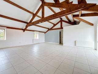 Situé à deux pas du centre de Hannut et proche de toutes les facilités, cet appartement se compose de 2 chambres, une cuisine équipée qui donne sur un salon/séjour et une salle de douche. Chauffage électrique, châssis double vitrage bois. Il vous séduira de part ses facilités, sa luminosité ainsi sa proximité avec le centre tout en étant dans un environnement campagnard. Grand jardin commun et parking sur le côté de la résidence. Agréable et confortable, ce bien n'attend plus que vous! Loyer de 800EUR/mois + 30EUR/mois de provisions (eau et entretien des parties communes). Compteur électrique individuel. Libre immédiatement. Bail de 1 an pour commencer. 2 mois de garantie locative (1.600€). Location sous réserve d'accord du propriétaire. PEB E – 381 kWh/m².an - 36 164 kWh/an – 20180702014655<br /><br />Contactez-nous: 0498/16.70.99 ou par mail kenza.h@weinvest.be<br />***** Pour recevoir d'autres opportunités en exclusivité, nous vous invitons à nous contacter directement. Nous sommes disponibles pour vous accompagner dans votre recherche d'achat ou d'investissement ainsi que dans votre projet de vente. Pour toute demande d'évaluation GRATUITE et SANS ENGAGEMENT *****