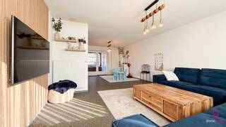<p>Bij ImmoFusion 7/7 “open huis” : klik op onze 3D-TOUR.</p>
<p>In het gezellige Houthalen-Helchteren bevindt zich deze charmante woning met een modern en sfeervol interieur. De woning is van binnen mooi afgewerkt en biedt een warme, gezellige leefruimte waar u zich meteen thuis voelt.</p>
<p>Gelegen op een perceel van 650 m² geniet u hier van voldoende ruimte en tal van mogelijkheden. De woning combineert rustig wonen met een uitstekende ligging: scholen, winkels en openbaar vervoer bevinden zich op wandelafstand, terwijl ook belangrijke invalswegen vlot bereikbaar zijn.</p>
<p>Deze charmante woning is zeer praktisch ingedeeld en beschikt over 3 slaapkamers en 2 toiletten. Binnenin geniet u van een modern en verzorgd interieur waarbij alle ruimtes mooi afgewerkt zijn.</p>
<p>Daarnaast beschikt de woning over een prachtige veranda met veel lichtinval, waar u een mooi uitzicht heeft op de afgebakende en private tuin. De grote en diepe tuin biedt volop ruimte om te ontspannen, te spelen of gezellig te genieten met familie en vrienden.</p>
<p>Ook aan opbergruimte geen gebrek. De woning beschikt over een ruime garage en daarachter bevindt zich nog een extra schuur die perfect kan dienen als opslagruimte, werkruimte of hobbyruimte. Bovendien is er een grote oprit aanwezig met voldoende parkeermogelijkheden.</p>
<p><strong>Pluspunten</strong></p>
-Modern afgewerkt<br />-Open keuken<br />-Praktische inrichting<br />-Grote en diepe tuin<br />-Veel privacy<br />-Centraal gelegen<br />-Noord-Zuidverbinding<br />-Ruime garage + extra schuur<br />-Grote oprit
<p>Voor een afspraak of meer info, bel ons op 078/78.78.70, of kom gewoon binnen op ons kantoor. Steeds welkom!</p>