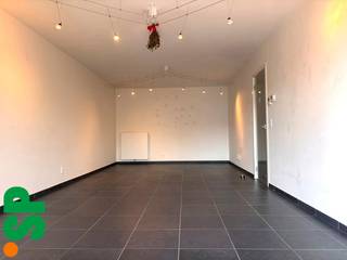 Het appartement heeft de volgende indeling: men komt binnen via de inkomhal waar zich ook het aparte toilet met handenwasser bevindt. Vanuit de inkomhal kan men via een glazen deur naar de ruime en lichtrijke woonkamer (tegels; 31m²) met aansluitend de half-open ingerichte keuken (tegels; kasten, combi-oven, koelkast, dampkap, keramisch kookvuur, vaatwasser en enkele spoelbak; 7m²). Aan de keuken grenst een bergruimte voorzien van ingemaakte kasten en aansluiting voor een wasmachine (tegels; 7m²).<br /><br />Verder zijn er nog 2 slaapkamers aanwezig (laminaat; 12m² en 8m²) en een ingerichte badkamer (tegels; dubbel lavabomeubel, inloopdouche; 5m²). <br /><br />Aan de living kan men via een schuifraam naar het gezellige overdekte terras (bankirai; 6m²). <br /><br />Bij het appartement is nog een ondergrondse privatieve kelderberging voorzien, een privatieve ondergrondse autostaanplaats en een gezamenlijke fietsenberging. <br /><br />Het appartement is reeds volledig wit geschilderd en voorzien van gordijnen en vliegenramen. <br /><br />- EPC: 65 kWh/m²<br />- Zonnepanelen aanwezig! <br />- € 60 algemene onkosten per maand<br />- CV: Aardgas<br /><br />Voor bijkomende inlichtingen of een bezoek ter plaatse kan u steeds vrijblijvend contact opnemen met Immo S|P op het nummer 014/59.10.20. of via info@immosp.be.