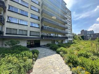 <strong>PLAN NU ONLINE UW BEZOEKAFSPRAAK VIA www.immoboss.be</strong><br /><br />Aangenaam zeer rustig gelegen 1-slpk appartement gelegen op 1°verdieping (lift aanwezig). Het appartement bestaat uit inkomhal met vestiairekast, gezellige leef- en woonruimte, aparte keuken, heel leuk terras met zicht op de mooie binnentuin. Verder beschikt dit appartement over 1 ruime slaapkamer, badkamer met ligbad en apart toilet. Berging aanwezig in de kelderverdieping.<br /><br />Vrij vanaf 01/09/2026.<br />Huurprijs: € 780/maand + Provisie: € 150/maand voor verwarming en water en syndic.<br />Domicilie verplicht - verhuur aan studenten is niet mogelijk<br />EPC 125 kWh/m<sup>2 </sup>jaar ( B-Label)<br /><br /><strong>PLAN NU ONLINE UW BEZOEKAFSPRAAK VIA www.immoboss.be</strong>