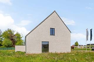 Deze nieuwbouwwoning (lot 26) in landelijke bouwstijl werd reeds wind- en waterdicht opgebouwd en ligt in de rustige en kindvriendelijke woonbuurt van het nieuwbouwproject Paardenmolen. Kom thuis in optimaal comfort met gezellige vloerverwarming, gestuurd door een geothermische warmtepomp en zonnepanelen. Door het e-peil dat lager ligt dan 10 geniet je niet enkel van lage energiekosten maar ben je bij aankoop 5 jaar vrijgesteld van onroerende voorheffing! Het huis blijft lekker warm in de winter en koel in de zomer.<br /><br />Vanuit de inkomhal waar er een apart toilet is, loop je door naar de open leefruimte met zithoek en keuken met uitzicht op de tuin. Of kom binnen via de inpandige garage en loop met de boodschappen meteen door naar de keuken. Op de eerste verdieping zijn er maar liefst 4 slaapkamers, een badkamer met douche én bad en dubbele wastafel, en nog een apart toilet. Via een vaste trap kom je op de zolder die nog polyvalent ingezet kan worden. Deze woning ligt op een perceel van 491 m² met een west georiënteerde tuin. Dit is een all-inprijs, dus voor een volledig afgewerkte instapklare woning (afsluitingen, terras, gras, oprit, ...).<br /><br />Bij aankoop van deze woning werken wij deze verder op maat van jouw wensen af. Je kan daarbij zelf nog materiaalkeuzes maken. Bekijk alle prijzen, inclusief bijkomende kosten en btw op onze <u><strong>website</strong></u>: <u><strong>dumobil.be/nl/woonprojecten/projecten/egem-paardenmolen-nieuwbouw</strong></u> Voor vrijblijvende informatie kan je contact opnemen met onze bouwadviseur Sam Borrey via sam@dumobil.be of bel 0483 21 01 33.