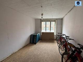 <p><span>MAISON SPACIEUSE À RÉNOVER AVEC JARDIN</span></p><p><span>Prix indicatif : 259 000 euros</span></p><p><span>Cette propriété est située dans le centre ville de Ninove, à proximité des écoles, des commerces et des transports en commun</span></p><p><span>des écoles, des commerces et des transports en commun.</span></p><p><span>Le rez-de-chaussée comprend un espace de vie, un espace pour la cuisine et un grand garage.</span></p><p><span>Au 1er étage, vous trouverez 3 chambres et la salle de bain.</span></p><p><span>Le grenier est disponible avec des possibilités de chambres supplémentaires.</span></p><p><span>A l'arrière, il y a un beau jardin de ville et un bâtiment pour une éventuelle activité indépendante.</span></p><p><span>La dépendance est facilement accessible via le garage, tout en garantissant l'intimité de la maison. </span></p><p><span>Projet d'investissement idéal ou terrain de projet.</span></p><p><span>N'hésitez pas à appeler le 0475/51.40.73 ou à envoyer un e-mail à info@svena.be.</span></p><p><span>Extrait d'urbanisme/information sur demande !</span></p><p><span>Ces données sont purement informatives et nous ne pouvons être tenus responsables d'éventuelles inexactitudes.</span></p><p><span>La surface habitable est donnée à titre indicatif.</span></p><p><span> </span></p>