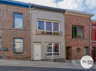 <br /><br />GERAARDSBERGEN - Op zoek naar een gezellige starterswoning op een uitstekende ligging in Geraardsbergen? Deze woning combineert een praktische indeling met een aangename buitenruimte en biedt bovendien heel wat mogelijkheden om verder naar eigen smaak in te richten.<br /><br />De woning is gunstig gelegen nabij het centrum van Geraardsbergen, met winkels, scholen, openbaar vervoer en andere dagelijkse voorzieningen op korte afstand. Een ideale ligging voor wie graag alles vlot binnen handbereik heeft.<br /><br />Bij het binnenkomen komen we in de inkomhal. Op het gelijkvloers bevindt zich een bureau of polyvalente ruimte, die eveneens kan worden ingericht als extra slaapkamer.<br />Verder vinden we een gezellige leefruimte, een keuken, badkamer met douche, apart toilet en een praktische wasplaats.<br />Op de eerste verdieping bevindt zich de nachthal met twee slaapkamers.<br />De woning beschikt bovendien over een zolderverdieping die bereikbaar is via een vaste trap. Deze ruimte biedt mogelijkheden en kan mits de nodige inrichting dienstdoen als extra slaapkamer, hobbyruimte, bureau of polyvalente kamer.<br />Achteraan beschikt de woning over een leuk stadstuintje met terras, een aangename plek om te genieten van een rustig moment buiten, gezellig te tafelen of vrienden en familie te ontvangen.<br /><br />Een ideale eerste woning voor starters, een jong gezin of wie op zoek is naar een woning met mogelijkheden en een gezellige buitenruimte. Zeker een bezoek waard!<br /><br />info of bezoek 053/60.65.60<br /><br />De vermelde prijs is een richtprijs. Na ontvangst van de biedingen zal de verkoper beslissen of hij/zij de eigendom verkoopt aan het beste bod. De richtprijs is aldus niet bindend voor de verkoper. Voor meer info kunt u ons contacteren of het reglement raadplegen op onze website.