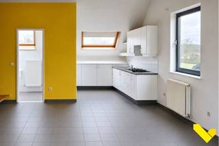 Instapklaar dakappartement met één slaapkamer in hartje Dessel<br /><br />In het centrum van Dessel bevindt zich dit verzorgd en lichtrijk appartement met een bewoonbare oppervlakte van 54 m². Een ideale opportuniteit voor starters, alleenstaanden of als interessante investering!<br /><br />Bij het betreden van het appartement komt u terecht in de gezellige leefruimte die geniet van aangename lichtinval. Aansluitend bevindt zich de praktische keuken. Verder beschikt het appartement over één volwaardige slaapkamer en een badkamer.<br /><br />Extra troeven:<br />✔ Elektrische installatie conform tot 2049<br />✔ EPC-score: 206 kWh/m² (C-label)<br />✔ Asbestveilig – geen asbest aanwezig<br />✔ Vrije buitenstaanplaatsen voor de wagen<br />✔ Gelegen op wandelafstand van winkels, horeca, bibliotheek, apotheek en andere voorzieningen<br /><br />Dankzij de centrale ligging woont u hier midden in het dorpscentrum met alles binnen handbereik, terwijl u toch geniet van een aangename woonomgeving.<br /><br />Bent u op zoek naar een betaalbaar en instapklaar appartement op een topligging?<br /><br />Voor meer informatie of een vrijblijvende bezichtiging kan u contact opnemen met ons kantoor te Mol op het nummer 014/30.02.08.