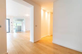 Century 21 ImmoNero presenteert: Dit prachtige begane grond appartement van 235m2 met alle comfort en luxe aan het meer van Genval met prive...