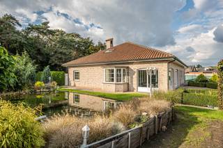 Gelegen in een rustige omgeving nabij het centrum op een ruim perceel van ca. 1914m² treft u deze hedendaagse laagbouwvilla aan. Deze eigendom werd in 1996 opgericht en in 2017 grotendeels gemoderniseerd en voorzien van alle nodige comfort. De woning omvat een inkomhal, riante woonkamer, volledig geïnstalleerde keuken, 3/4 slaapkamers, 1 badkamer, apart toilet, dubbele inpandige garage en ruime zolder die ook ingericht kan worden als slaapkamers, hobbyruimte, etc. De aangelegde tuin met multifunctioneel bijgebouw is een bijkomende troef!<br /><br />Indeling: <br />De woning is toegankelijk via een inkomhal met apart toilet en verleent toegang tot de ruime leefruimte met de mogelijkheid een kachel te plaatsen. De halfopen keuken is volledig geïnstalleerd met combi oven, vaatwasser, koelkast, inductievuur en granieten werkblad. Deze ruimte verleent u via een dubbele schuifraam toegang tot het terras. Aansluitend aan de keuken bevindt zich een praktische berging met ingemaakte kasten. De moderne en ruime badkamer is voorzien van een inloopdouche, ligbad, toilet en lavabomeubel. Aparte wasplaats die vroeger gebruikt werd als 4e slaapkamer en bijkomend zijn er 3 extra volwaardige slaapkamers aanwezig die allen afgewerkt zijn met een ingemaakte kast. Dubbele inpandige garage met 1 automatische en 1 handmatige poort. Hier is een tweede aansluiting voor wasmachine en droogkast voorzien, alsook een praktische uitgietbak.<br /><br />De eerste verdieping is bereikbaar via een vaste trap. Hier treft u een zolderruimte aan van ca.144m² die voorzien is van daglicht door de veluxramen. Deze ruimte kan nog opgedeeld worden in verschillende kamers.<br /> <br />Tuin:<br />De ruime tuin is zuidoost georiënteerd en is voorzien van een romantische vijver met filterinstallatie. Bijkomend is er een bijgebouw aanwezig van 4m x 10m dat dienst kan doen voor verschillende doeleinden!<br /><br />Buitengewone kenmerken:<br />- Grotendeels gerenoveerd in 2017 (badkamer, keuken, vloeren, radiatoren, elektriciteit, ingemaakte kasten,...)<br />- Rustig gelegen nabij het centrum<br />- zolderruimte (144m²) die kan ingedeeld worden in extra slaapkamers<br />- bijgebouw van 40m²<br />- elektriciteit conform
