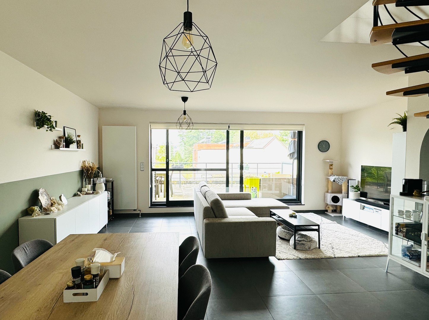 Ruim duplex appartement met terras en plaats voor 2 wagens. - foto 2