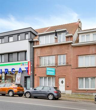 Eengezinswoning met 5 slaapkamers te koop in het hart van Wemmel, op wandelafstand van winkels, openbaar vervoer, scholen, ...Met een bewoonbare oppervlakte van 263m² biedt deze woning genoeg ruimte voor het hele gezin.Indeling: Gelijkvloers: een inkomhal, een ruime woonkamer met zicht en toegang tot de tuin, via een trap heeft u toegang tot de ingerichte kelderverdieping waar u de keuken kan terugvinden Eerste verdieping: 3 volwaardige slaapkamers en een badkamer met douche, toilet en wastafelTweede verdieping: 2 slaapkamers en een tweede badkamerKarakteristieken: - Gunstig EPC B (191 kWh/ m² jaar)- Vernieuwd dak- Verwarming op aardgas- Voldoende parkeergelegenheid in de buurtWenst u bijkomende inlichtingen of een bezoek ter plaatse? Contacteer STRUCTURA op 02/460 80 46 of info@structura.be