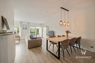 Droom je van een lichtrijke, gerenoveerde woning in een rustige en groene residentiële woonwijk? Deze instapklare halfopen bebouwing biedt u het beste van twee werelden: een serene omgeving en toch dichtbij alle voorzieningen!<br /><br />De woning kenmerkt op de benedenverdieping de inkomhal met apart gastentoilet en vestiaireruimte, de keuken met bijna allemaal vernieuwde toestellen (ker.kookplaat, koelkast, diepvriezer, dampkap, vaatwasser & oven), de lichtrijke eetplaats en woonkamer met mogelijkheid voor bureauruimte.<br /><br />Op de eerste verdieping is er de nachthal, 3 slaapkamers en de volledig vernieuwde badkamer (2022) met ligbad en douchemogelijkheid, toilet en enkele wastafel in meubel.<br /><br />Ruimte te kort? Er is nog een volledig geïsoleerde zolder aanwezig die kan ingericht worden naar wens.<br /><br />Genieten van elke zonnestraal kan in de volledig zuid georiënteerde tuin met aangelegd terras. De tuin grenst aan een speelpleintje wat het ideaal maakt voor gezinnen met kinderen.<br /><br />De oprit biedt plaats voor meerdere auto's en de vrijstaande garage met grondwaterput vult de lijst van pluspunten verder aan.<br /><br />Deze traditioneel gebouwde woning biedt een unieke combinatie van comfort, ruimte en een groene omgeving. Een bezoek is absoluut de moeite waard!<br /><br />TROEVEN IN EEN NOTENDOP:<br />- Uitmuntende ligging: slechts 1,5km van centrum (scholen, winkels, station,...)<br />- Zuid georiënteerde tuin<br />- Parkeermogelijkheden<br />- Rolluiken aanwezig<br />- Instapklaar<br />- Aangrenzend park + rustige woonomgeving<br />- Energiezuinig en elektriciteit conform<br /><br />Meer informatie/een bezoek? Maak eenvoudig jouw afspraak op WWW.WOONVAST.BE of contacteer Jonas op 0468 19 11 62 of via jonas@woonvast.be