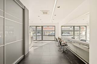 Deze ruime woning biedt enorme mogelijkheden om te wonen en werken. Het gelijkvloers is een handelsruimte met berging van 66m² en biedt mogelijkheden voor andere bestemmingen. Er is een toegang tot een ruime kelder van 25m² en achteraan een ruime berging. Aansluitend aan de achterkant van de eigendom bevindt zich een grote garage van ongeveer 32m² waar perfect 2 auto's kunnen geparkeerd worden.<br /><br />Vooraan de woning is een aparte inkom voor het woongedeelte met aansluiting voor wasmachine en droogkast. De woonst op de verdieping is lichtrijk en royaal van oppervlakte met een open keuken en een terras van 40m². De open trap in de woonkamer geeft dan weer toegang tot 3 slaapkamers op de 2de verdieping. <br /><br />Renovatieverplichting niet van toepassing, maar er is een offerte voor handen voor een nieuwe condenserende ketel waarbij je onmiddellijk aan een EPC van 277 kWh/m² jaar. Ramen reeds vernieuwd en dak geïsoleerd.<br /><br />Voor meer info en plaatsbezoek, contacteer Peter op 0495/511.391 of peter@therockrealestate.be.