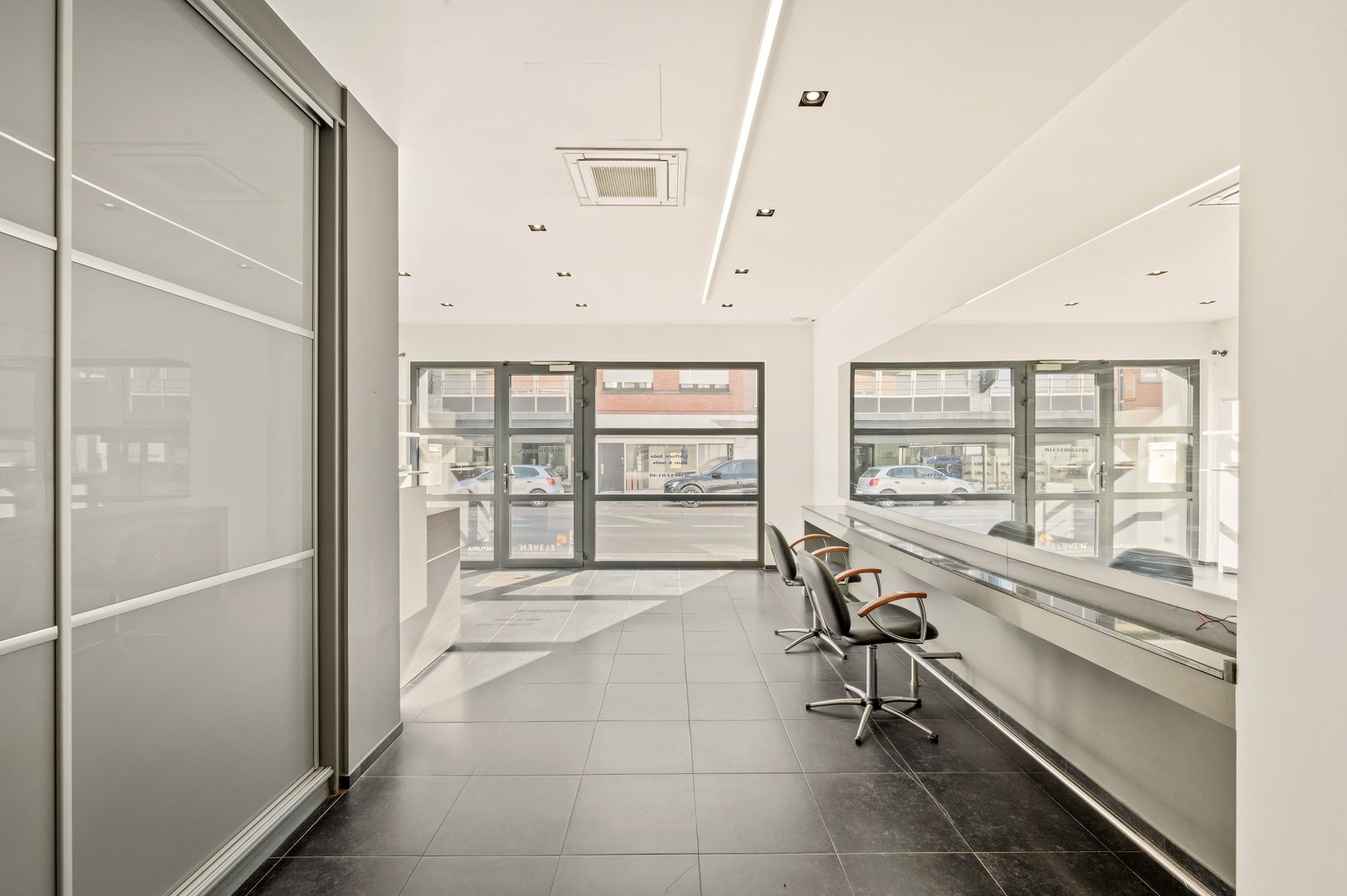 Handelsruimte met ruime woonst met enorme mogelijkheden op een centrale ligging in Harelbeke - foto 1