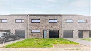 In een kleine rustige & residentiële verkaveling bieden wij u deze woning te koop aan. <br />Kruisken is een zijstraat van de Schoonstraat, de weg tussen Evergem en Belzele. <br /><br />De ideale gezinswoning met een tuin, mooie woonkamer, open keuken (met eiland), wasplaats, toilet, berging en garage op de benedenverdieping. Boven zijn er 3 hele mooie ruime slaapkamers, een grote lichtrijke badkamer met luxueus wit lavabomeubel, mooie vloeren en betegeling rond bad en douche. Kraanwerk van bad en douche, én een ligbad dien je zelf te voorzien. Zo breng je een persoonlijke finishing touch aan de woning. <br /><br />De dakverdieping is afgewerkt als zolderruimte, toegankelijk met een gewone trap en kan u inrichten als extra slaapkamer, bureau of hobbyruimte. <br /> <br />Oppervlakte van het perceel is 213 m2. <br />Ruime bewoonbare oppervlakte van 204 m2 zorgt voor veel comfort. <br />De EPC-waarde van 90.00 en het energielabel A tonen aan dat de woning energiezuinig is.<br /><br />De woning beschikt over een garage en 2 parkeerplaatsen, er is een extra parking in de straat voor de bewoners en diens bezoekers. Goede oriëntatie, veel zonlicht, aangename buitenruimte. <br /><br />Ook de tuin, oprit en terras dient u nog zelf aan te leggen. <br /><br />Wenst u meer info, of een plaatsbezoek, bel Annemie 0477/345438 (of stuur whatsapp bij afwezigheid)