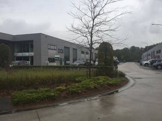 Moderne KMO unit, met 370m² magazijn en 312m² kantoor, te huur in de KMO-zone "Starrenhof" te Kapellen.<br />De kantoren zijn ingedeeld en mooi ingericht. Het magazijn beschikt over een vrije hoogte van 7m. Het pand is goed bereikbaar.<br /><br /><span>Belangrijkste kenmerken Unit 4 :</span><br /><br />- 370m² magazijn<br />- 312m² kantoor (glv en +1)<br />- kantoren ingedeeld d.m.v. glaswanden<br />- vrije hoogte magazijn 7m<br />- vrije hoogte poort 6m