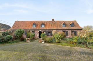 Découvrez cette charmante maison à rafraîchir / rénover, dotée de magnifiques éléments authentiques, d’une cour intérieure, d’un double garage et...