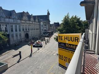 Nieuw ruim 2-slaapkamerappartement met terras in hartje Mechelen.Dit lichtrijke appartement van ca. 100 m² is ideaal gelegen in het centrum van Mechelen, op wandelafstand van winkels, horeca en openbaar vervoer.Via de lift of trap bereik je het appartement. De ruime inkomhal vormt het centrale punt van de woning en geeft toegang tot alle ruimtes. Hier vind je een apart toilet, een badkamer(inloopdouche, dubbele lavabo met spiegelkast en kolomkast), wasplaats en twee ruime slaapkamers van 16,8 m² en 12,2 m². Verder is er een living met open keuken welke voorzien is dubbele spoeltafel, combi-oven, kookplaat, vaatwas, frigo met diepvries.Interesse? Neem snel contact op voor een bezoek! 015/27.01.61