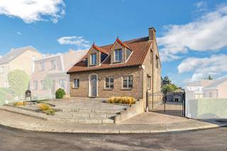 <p>Deze charmante en instapklare gezinswoning, gelegen in de Beukenstraat 4 te Halle, biedt een aangename combinatie van ruimte, comfort en energiezuinigheid. De woning staat op een mooi perceel van 465 m² en beschikt over een bewoonbare oppervlakte van 164 m². Met vier slaapkamers is dit de ideale thuis voor een gezin dat op zoek is naar ruimte en een praktische indeling.<br />Op het gelijkvloers wordt u verwelkomd in een inkomhal met gastentoilet. Vervolgens komt u in de lichtrijke woonkamer, die dankzij de grote raampartijen geniet van een aangename natuurlijke lichtinval. Aansluitend bevindt zich de volledig geïnstalleerde keuken, evenals de badkamer.<br />De eerste verdieping omvat een nachthal, vier slaapkamers en een afzonderlijk toilet. De praktische indeling zorgt ervoor dat iedere gezinslid over een eigen ruimte kan beschikken. Verder is de woning volledig onderkelderd en beschikt deze over een inpandige garage. <br />Ook buiten heeft deze woning heel wat te bieden. De volledig aangelegde tuin is zuidoost georiënteerd en beschikt over een zonnig terras waar u heerlijk kunt ontspannen. Dankzij de gunstige oriëntatie kunt u er genieten van de zon tot in de late namiddag. Bovendien is er ruim voldoende parkeergelegenheid.<br />Op het vlak van comfort en energiezuinigheid is de woning eveneens goed uitgerust. Er is een verwarmingsinstallatie op aardgas, aangevuld met warmtepompen met airconditioning en een gezellige houtkachel. Daarnaast zijn er maar liefst 20 zonnepanelen met een totaal vermogen van 6.500 Wp aanwezig.<br />Met een EPC-label B is de woning reeds goed geïsoleerd en energetisch degelijk. De elektrische installatie is conform.</p><p>Interesse in een bezichtiging? Neem contact op met TOPO-IMMO voor meer informatie of om een bezoek in te plannen.</p>