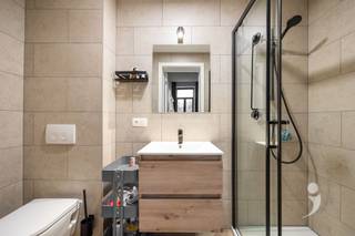 <p><span>Ontdek deze hedendaagse studentenkamer in een hoogwaardig renovatieproject, gelegen aan de Mechelsestraat 154, midden in het centrum van Leuven. Het gebouw werd volledig vernieuwd met oog voor duurzame materialen en voldoet aan alle moderne eisen op het vlak van comfort en energiezuinigheid.</span></p><p><span>De kamer bevindt zich op de 1ste verdieping en is voorzien van een energiezuinige lucht warmtepomp, die zorgt voor aangename verwarming in de winter en verkoeling tijdens de zomermaanden. Ze wordt volledig gemeubeld aangeboden en beschikt over een bed (zonder matras). Daarnaast heeft de kamer een eigen badkamer met douche, lavabo en toilet.</span></p><p><span>Bewoners kunnen gebruikmaken van een volledig uitgeruste gemeenschappelijke keuken. Bovendien is er een ruim terras én een grote tuin, ideaal om te ontspannen of samen tijd door te brengen in een groene omgeving. Ook is er een praktische fietsenberging voorzien.</span></p><p><span>Dankzij de centrale ligging zijn campussen, winkels en horecazaken vlot te voet bereikbaar, wat deze kamer tot een ideale uitvalsbasis maakt voor studenten.</span></p><p><span>De gebruikte foto's zijn afkomstig van gelijkaardige projecten en dienen als indicatie van de afwerking en sfeer.</span></p><p><span> </span></p>