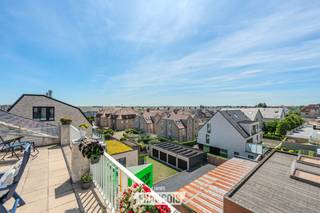 Deze instapklare penthouse is gelegen op de derde verdieping in de IJzerlaan in Middelkerke, op een aangename locatie vlak bij het centrum. Dankzij de recente renovaties, de ruime indeling en de uitzonderlijke buitenruimtes is dit een ideale woonst als vaste verblijfplaats, tweede verblijf of investering.<br /><br />Het appartement beschikt over een lichtrijke leefruimte, een ruime slaapkamer en is instapklaar, waardoor u zonder zorgen onmiddellijk kunt intrekken.<br /><br />De absolute blikvanger van deze penthouse is het gigantische zonnige terras met open zicht, waar u in alle rust kunt genieten van de buitenlucht.<br /><br />Er geld geen renovatieverplichting (EPC C) en de elektriciteit is conform gekeurd.<br /><br />De combinatie van de recente verbeteringswerken, het royale terras en de centrale ligging maakt van deze penthouse een unieke opportuniteit in Middelkerke.<br /><br />Voor meer informatie of een bezoek kunt u contact opnemen met Inti via inti@immofrancois.be of 0499 74 89 74.<br /><br />In het gebouw is geen lift aanwezig. <br /><br />
