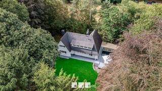 <span><strong>UITZONDERLIJKE WONING OP EEN RIANT PERCEEL VAN 46A17CA, IN EEN BOSRIJKE OMGEVING TE DILSEN-STOKKEM <br /><br />TROEVEN<br /></strong>- Gelegen in een zeer rustige en landelijke omgeving. <br />- Dichtbij het centrum van Dilsen. Alle belangrijke voorzieningen in de buurt. <br />- Energiezuinige woning: EPC B! <br />- Zeer ruime woning met een bewoonbare oppervlakte van 174 m².<br />- Kwaliteitsvol ingericht!<br />- 2 badkamers! <br />- Zeer ruim perceel met tal van mogelijkheden.<br />- De lange oprijlaan in kasseien geeft de woning een karaktervolle uitstraling!<br />- Houten bijgebouw. <br />- Terras met veel privacy volledig omgeven door groen! <strong><br /><br />KELDERVERDIEPING (-01) (volledig onderkelderd) (90,53 m²)|</strong> traphal, 3 kelderruimten, doucheruimte, Cv-ruimte, garage. <strong><br /></strong><strong><br />GELIJKVLOERS (00) <br /></strong>- Inkomhal (3,40m x 4,30m = 14,62m²): inbouwkasten, glazen deur naar de leefruimte, metalen spiraaltrap met treden in natuursteen naar de eerste verdieping, tegelvloer. <br />- Hal ((2,40m x 1,00m) + (2,50m x 1,20m) = 5,40m²): deur naar de tuin, tegelvloer. <br />- Woonkamer (3,95m x 7,60m = 30,02m²): veel lichtinval dankzij veel raampartijen, doorgang naar de tuin via raam, inbouwkasten, tegelvloer.<br />- Keuken (3,85m x 4,55m = 17,52m²): geïnstalleerde keuken met onderkasten, bovenkasten, inductiekookplaat, dampkap, dubbele spoelbak, vaatwasser, steamer, oven, koelkast, vriezer;Tv-aansluiting, tegelvloer.<br />- Eetplaats (3,40m x 3,30m = 11,22m²): inbouwkasten, tv-aansluiting, doorgang naar de keuken, tegelvloer. <br /></span>- Berging/wasplaats <span>(3,55m x 1,80m = 6,39m²): inbouwkasten, onderkasten, aansluiting wasmachine/droogkast, uitgietbak, tegelvloer.</span><span><br /></span><span>- Toilet 1 (1,85m x 0,90m = 1,67m²): hangtoilet, spoelbakje, tegelvloer. </span><br /><br /><span><strong>VERDIEPING</strong> <strong>+01 </strong></span><br /><span>- Overloop (5,20m x 3,35m) + (1,40m x 1,00m) = 18,82m²): luik naar de zolder, trap naar het gelijkvloers, houten vloer. <br />- Badkamer 1 (2,40m x 2,50m = 6,00m²): badmeubel met enkele lavabo en onderkasten; douche, ligbad, deels wandbetegeling, houten vloer. <br />- Toilet 2 (1,95m x 1,30m = 2,54m²): hangtoilet, spoelbakje, tegelvloer. <br />- Slaapkamer 1 (3,00m x 3,40m = 10,20m²): bureau, inbouwkasten, inbouwbed, houten vloer. <br />- Slaapkamer 2 (4,15m x 3,90m = 16,19m²): inbouwkasten, inbouwbed, dressoir, houten vloer. <br />- Slaapkamer 3 (4,00m x 3,80m = 15,20m²): inbouwbed, dressoir, doorgang naar de badkamer, houten vloer. <br />- Badkamer aansluitend op slaapkamer 3: (3,65m x 3,70m = 13,51m²): ingericht badmeubel met enkele lavabo, onderkasten, lades; douche, bidet, inbouwkasten, houten vloer. <br />- Dressoir (2,45m x 1,75m = 4,29m²): inbouwkasten, doorloop via slaapkamer 3, houtenvloer.<br /><br /><strong>ZOLDERVERDIEPING</strong> <strong>+02 </strong>(bereikbaar via zolderluik)<strong> </strong><br /><br /></span><strong>VERNIEUWINGEN | </strong>vochtbeheer en vochtsturing (2012) & spouwmuurisolatie (2013). <br /><br /><span><strong>EXTERIEUR | </strong>terras (37,82m²), oprijlaan in kasseien, automatiche toegangspoort, houten gebouw (57,80m²).</span><span><br /><br />Bekijkt u deze advertentie via een aanverwante vastgoedsite, surf dan zeker naar onze website <strong>www.N78vastgoed.be</strong> voor een uitgebreide beschrijving en foto's. <strong>Meer info: +32 (0)89 86 18 88 of info@N78vastgoed.be.</strong></span>