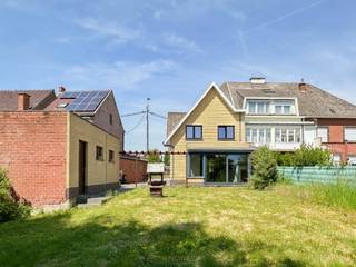 VERRASSEND RUIME HALFOPEN BEBOUWING met ZUIDGERICHTE TUIN en vrijstaande garage in een RUSTIGE WOONBUURT nabij het centrum van Brakel. Deze...