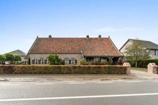 <p>Aan Zwaantje 103-105 sta je voor een open bebouwing uit 1977 op een perceel van 1.740 m².<br />Wie hier aankomt, merkt meteen hoeveel ruimte er rondom is. Het perceel is ongeveer 50 meter breed langs de straat.</p><p>Het gebouw telt twee woonentiteiten met elk een eigen huisnummer. De verkoper zelf woont in het grootste deel, een kleinere entiteit is op heden verhuurd.<br />Beide genieten een EPC B-label (182 kWh/m² jaar en 199 kWh/m² jaar) en alle technieken zijn gescheiden. Zo kan je de twee woningen volledig onafhankelijk van elkaar laten functioneren.</p><p>Nummer 105<br />Je komt binnen in de inkomhal die toegang geeft tot de leef- en zitruimte. Daarnaast vind je de keuken en een garage met achterinkom, toilet en koele berging. Er zijn drie slaapkamers en een badkamer.</p><p>Nummer 103<br />Via de achterinkom kom je in de keuken en de berging. Daarna volgen de leefruimte, een badkamer en een slaapkamer. Dit is een compactere, praktische entiteit, ideaal voor een familielid, een huurder of als eigen bewoning.</p><p>Beide woningen komen via een zoldertrap uit op een ruime zolder. Die is momenteel niet afgescheiden en geeft heel wat extra mogelijkheden.<br />Wat opvalt is de zeer degelijke dubbele garage met betonnen gewelven en verdieping. Dit is een bijzonder stevige constructie die zich leent voor opslag, een atelier of hobbyruimte.<br />De tuin is niet opgesplitst en vormt één geheel, wat het gevoel van ruimte nog versterkt.</p><p>Mogelijkheden:</p><ul><li><p>Behouden zoal het is: twee woningen naast elkaar, met één bewoond deel en één verhuurd deel,</p></li><li><p>Kangoeroewoning: twee generaties op één domein,</p></li><li><p>Omvormen tot een eengezinswoning,</p></li><li><p>Ontwikkeling: met een breedte van 50 meter bieden zich hier mogelijkheden tot halfopen en open bebouwing. Na afbraak van de bestaande gebouwen laat de gemeente enkel deze types toe, uiteraard mits de nodige vergunningen.</p></li></ul><p>De beschikbaarheid is in overleg te bepalen, de verkoper blijft wonen tot de zomer van 2027, voor de verhuurde entiteit moet de wettelijke opzegtermijn gerespecteerd worden.</p><p>De vermelde prijs betreft een richtprijs. De eigenaar-verkoper behoudt zich het recht voor om een bod al dan niet te aanvaarden.</p><p>Wilt u deze eigendom en zijn troeven zelf ontdekken, neem dan zeker contact op voor het plannen van een bezoek ter plaatse.<br /><strong><u>Interesse?</u></strong> Contacteer Steffi telefonisch op 0498/50.50.94 of per mail steffi@vastgoeddevos.be</p>