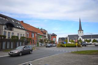 Dit charmante appartement, gelegen in Sleidinge, biedt een aangename woonervaring met twee slaapkamers .De leefruimte baadt in natuurlijk licht en...