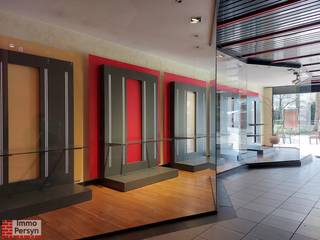 De Basiliek van Scherpenheuvel lokt elk jaar talloze toeristen om te genieten van de pracht van onze mooie stad. Elk jaar opnieuw worden de seizoenskraampjes geplaatst waarvoor menige toeristen langskomen op zoek naar pepernoten, noppen maar ook de gekende noveenkaarsen.<br /><br />Dit handelspand is gelegen op het Isabellaplein en bevindt zich tussen talloze succesvolle zaken. De handelaars van Scherpenheuvel verwelkomen graag een nieuwe handelaar in het handelscentrum.<br /><br />Het pand zelf beslaat 257m² (gegevens EPC) verdeeld over 3 verdiepingen. De riante toonzaal/verkoopsruimte (193m²) kom je binnen langs een dubbele etalage met wandelgang. De toonzaal zelf is momenteel ingericht met ingewerkte en verlichte vitrinekasten in elke muur. Een strategisch geplaatste toonbank zorgt dat je een overzicht bewaard over de ganse winkel.<br /><br />Achteraan het pand kan men de stockageruimte vinden op het 1ste verdiep. Deze ruimte is verwarmd en voorzien van talloze rekken om verkoopsgoederen te stockeren. De zolder kan eventueel ook gebruikt worden om decoratiemateriaal te bewaren per seizoen.<br /><br />Verder beschikt het handelspand nog over een ruime keuken met eetgedeelte voor 4 personen, apart toilet en economaat meteen achter de toonbank.<br />Het pand kan gehuurd worden voor verschillende doeleinden behalve bistro, restaurant, bereiding van etenswaren.<br /><br /><br /><u>Dit handelspand is meteen beschikbaar.</u><br /><br />Huren onder POP-UP contract is voor dit pand ook mogelijk, neem contact op met ons om de mogelijkheden te bespreken.<br />Voor een POP-UP contract is de prijs bespreekbaar na contact met Gert op 013/444 008 of verhuur@immopersyn.be