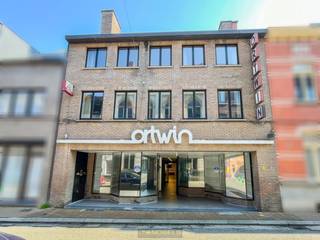 VEELZIJDIGE EIGENDOM met TALRIJKE MOGELIJKHEDEN op TOPLOCATIE in Zottegem!Dit UITZONDERLIJKE PAND biedt een uitstekende kans voor INVESTEERDERS en/of...