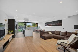 <p>Welkom in deze uitzonderlijke ruime woning met villa uitstraling, gelegen aan een charmant pleintje.<br />Deze woning valt op door haar zeer hoogwaardige afwerking, 4 tot 5 slaapkamers, 2 volledig nieuw geïnstalleerde badkamers en een indrukwekkende bewoonbare oppervlakte van 272 m². Als kers op de taart is er bovendien een volwaardig poolhouse, ideaal als thuiskantoor, praktijkruimte of extra studio met eigen slaapkamer en badkamer.<br />De hyper geïnstalleerde keuken is uitgerust met premium toestellen en uitgevoerd in een strak, heerlijk klassevol design. Grote raampartijen zorgen voor een overvloed aan natuurlijk licht en creëren een heerlijk open gevoel met zicht op en directe verbinding met de tuin.<br />De woning beschikt over verschillende polyvalente kamers die eenvoudig aangepast kunnen worden aan jouw noden: extra slaapkamers, een atelier, kantoorruimte, hobbyruimte of privésuite?<br />Materialen zoals marmeren vloeren, houten afwerkingen en moderne LED-verlichting benadrukken de klasse en tijdloze elegantie van deze knappe woning.<br />Buiten geniet je van een zonnige, onderhouden tuin met veel privacy en de poolhouse biedt extra leefruimte én flexibiliteit voor wie wonen en werken wil combineren.<br />Gelegen in een bijzonder rustige en aangename buurt in Wilrijk, met een perfecte balans tussen wonen in het groen en vlotte bereikbaarheid richting Antwerpen.<br />Een unieke kans voor wie op zoek is naar een moderne woning met veel ruimte: Contacteer ons nu voor één van onze eerste bezoekmomenten.</p>